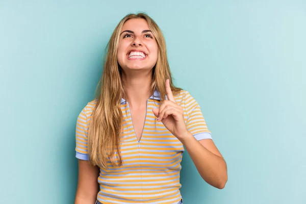 Joven Mujer Rubia Caucásica Aislada Sobre Fondo Azul Indica Con —  Fotos de Stock