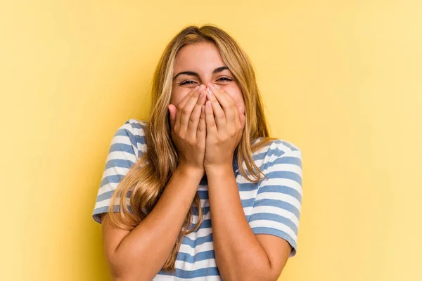 Ung Kaukasisk Blond Kvinna Isolerad Gul Bakgrund Skrattar Något Täcker — Stockfoto