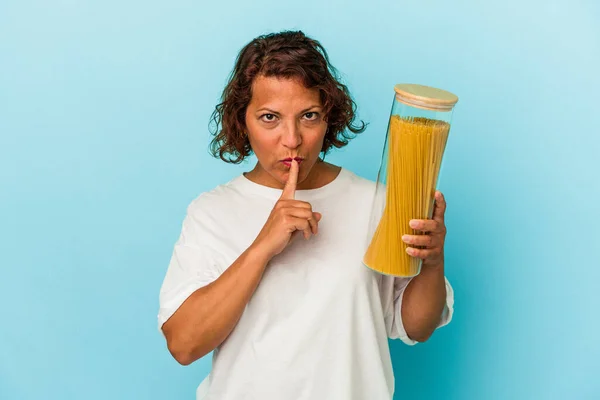 Middle Age Latin Woman Holding Pasta Jar Isolated Blue Background — Photo
