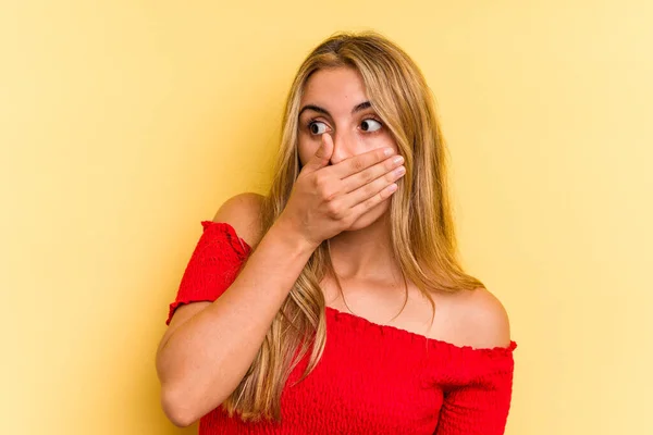 Jovem Mulher Loira Caucasiana Isolado Fundo Amarelo Pensativo Olhando Para — Fotografia de Stock