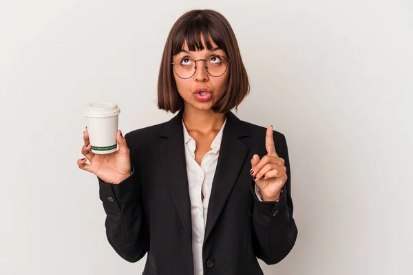 Jong Gemengd Ras Zakenvrouw Het Houden Van Een Koffie Geïsoleerd — Stockfoto