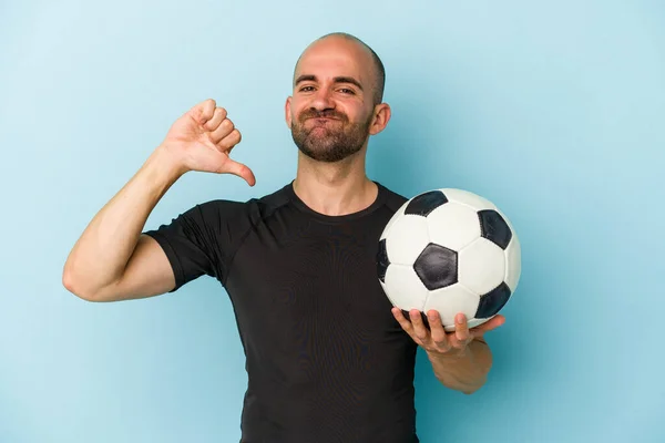 Jovem Homem Careca Negócios Jogando Futebol Isolado Fundo Azul Sente — Fotografia de Stock