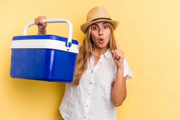 Mujer Joven Caucásica Sosteniendo Refrigerador Aislado Sobre Fondo Amarillo Que —  Fotos de Stock