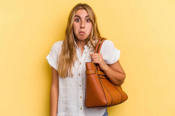 Jonge Kaukasische Blonde Vrouw Dragen Van Een Lederen Zak Geïsoleerd — Stockfoto