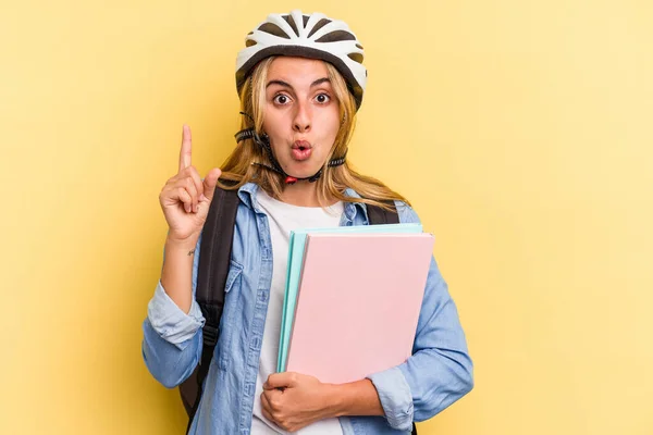 Giovane Studentessa Caucasica Indossa Casco Bici Isolato Sfondo Giallo Avendo — Foto Stock