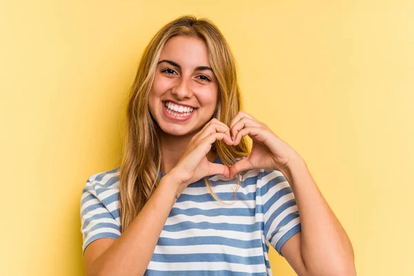 Jovem Mulher Loira Caucasiana Isolada Fundo Amarelo Sorrindo Mostrando Uma — Fotografia de Stock