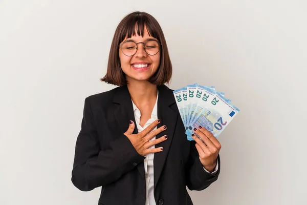 Jovem Mulher Negócios Mestiça Segurando Uma Nota Isolada Fundo Branco — Fotografia de Stock