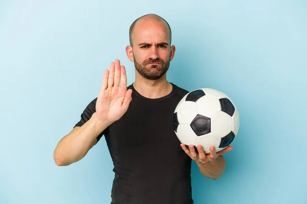 기업인 대머리 남자가 배경에 고립된 축구를 표시를 하면서 당신을 있습니다 — 스톡 사진