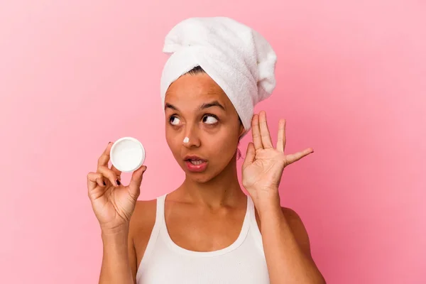 Joven Mujer Raza Mixta Sosteniendo Crema Facial Aislada Sobre Fondo — Foto de Stock