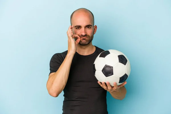 Jovem Homem Careca Negócios Jogando Futebol Isolado Fundo Azul Com — Fotografia de Stock