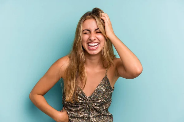 Jonge Blanke Blonde Vrouw Geïsoleerd Blauwe Achtergrond Vrolijk Lachen Veel — Stockfoto