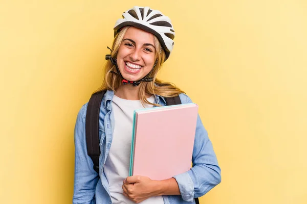 若いです白人学生女性を身に着けています自転車ヘルメット黄色の背景上に隔離幸せ 笑顔と陽気な — ストック写真