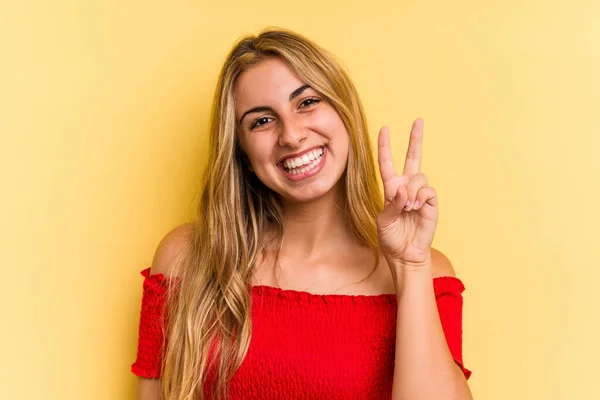 Mladý Kavkazský Blondýny Žena Izolované Žlutém Pozadí Ukazující Vítězství Znamení — Stock fotografie