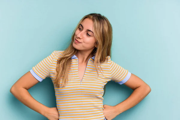 Joven Mujer Rubia Caucásica Aislada Sobre Fondo Azul Soñando Con —  Fotos de Stock