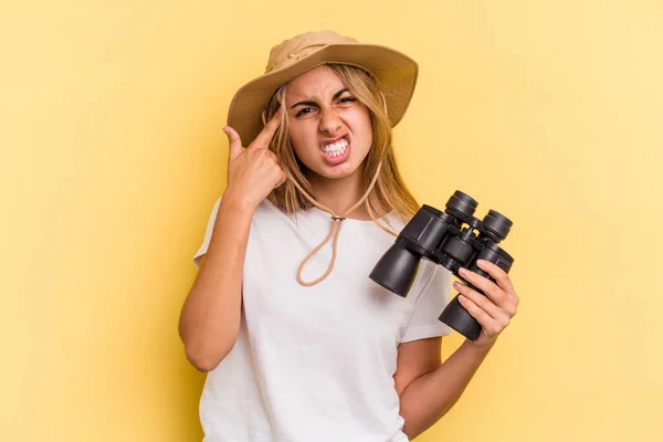 Junge Kaukasische Frau Mit Fernglas Auf Gelbem Hintergrund Das Eine — Stockfoto