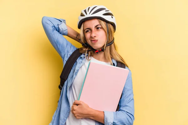 자전거 헬멧을 코카서스 여학생은 배경에 의등을 만지며 생각하고 선택하는 — 스톡 사진