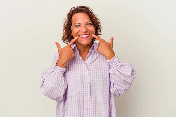 Mujer Latina Mediana Edad Aislada Sobre Fondo Blanco Sonríe Señalando —  Fotos de Stock