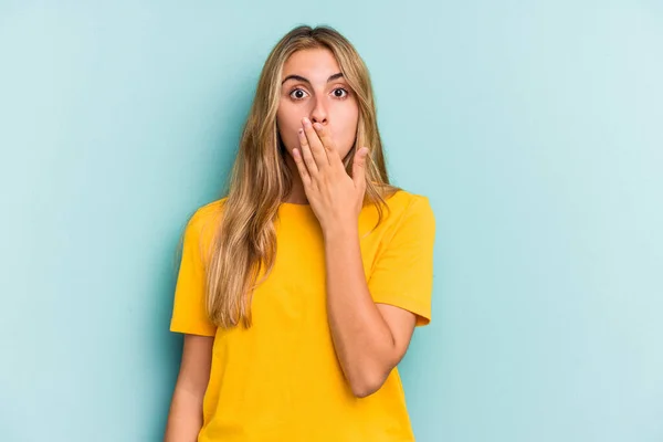 Joven Mujer Rubia Caucásica Aislada Sobre Fondo Azul Conmocionada Cubriendo — Foto de Stock