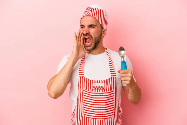 Jonge Ijsmaker Man Houden Lepel Geïsoleerd Roze Achtergrond Schreeuwen Houden — Stockfoto