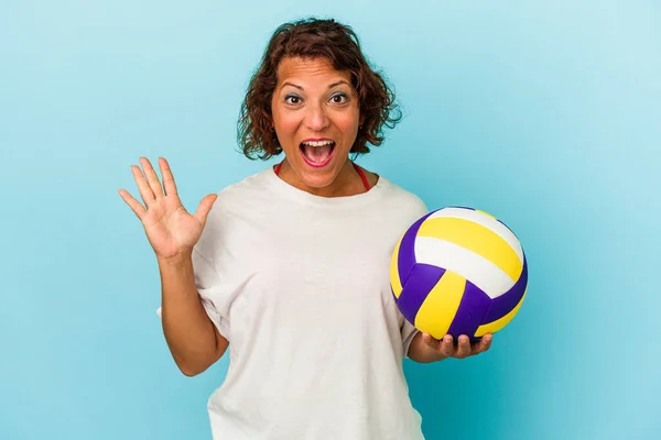 Middle Age Latin Woman Playing Volleyball Isolated Blue Background Surprised — Stock Photo, Image