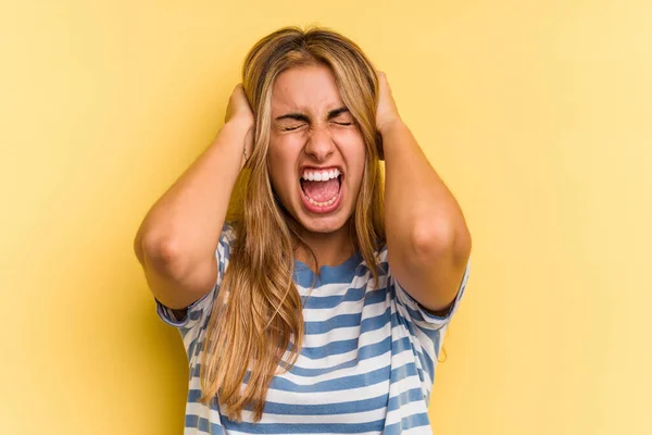 Giovane Donna Bionda Caucasica Isolata Sfondo Giallo Che Copre Orecchie — Foto Stock