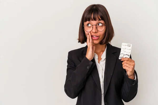 Jonge Gemengde Ras Zakenvrouw Met Pillen Geïsoleerd Zegt Een Geheim — Stockfoto