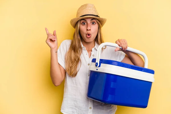 Mujer Joven Caucásica Sosteniendo Refrigerador Aislado Sobre Fondo Amarillo Apuntando —  Fotos de Stock
