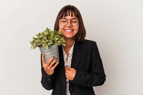 Jovem Mulher Negócios Mista Segurando Uma Planta Isolada Fundo Branco — Fotografia de Stock
