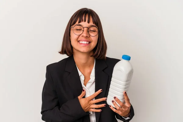 白地に乳瓶を持っている若い混合レースビジネス女性が笑って楽しい — ストック写真