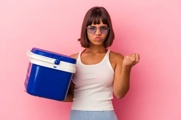 Mujer Joven Raza Mixta Sosteniendo Refrigerador Aislado Sobre Fondo Rosa —  Fotos de Stock