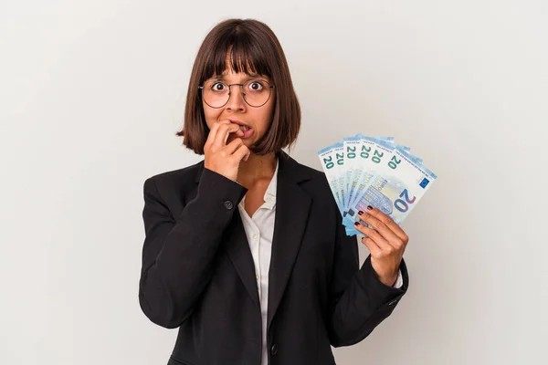 白地に孤立した紙幣を持っている若い混合人種のビジネス女性が爪をかむ 神経と非常に不安 — ストック写真