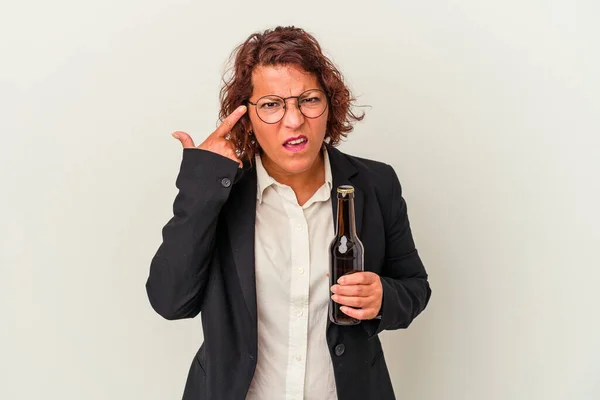 Mujer Latina Mediana Edad Sosteniendo Una Cerveza Aislada Sobre Fondo —  Fotos de Stock