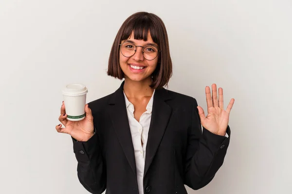 Jong Gemengd Ras Zakenvrouw Het Houden Van Een Koffie Geïsoleerd — Stockfoto