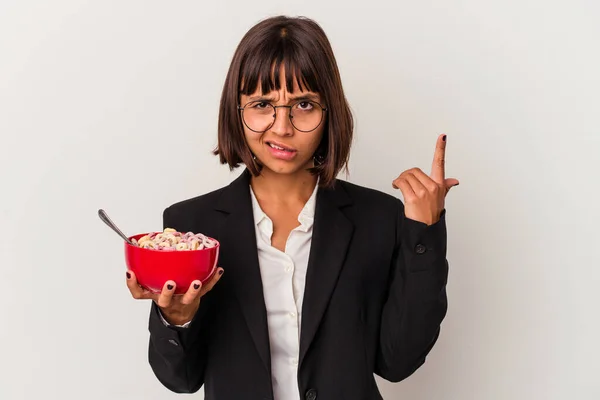 Junge Geschäftsfrau Mit Gemischter Rasse Isst Müsli Isoliert Auf Weißem — Stockfoto