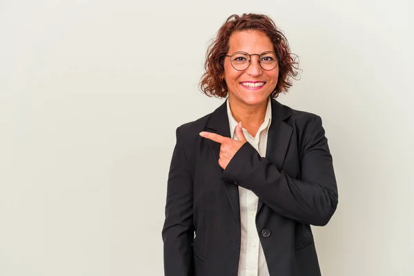 Middle Age Latin Business Woman Isolated White Background Smiling Pointing — Foto Stock