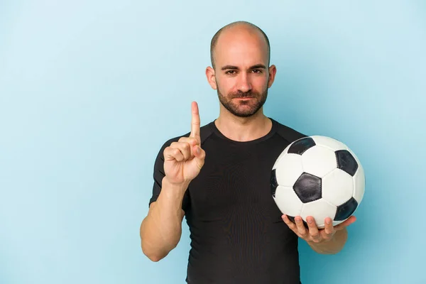 Joven Hombre Calvo Negocios Jugando Fútbol Aislado Sobre Fondo Azul —  Fotos de Stock