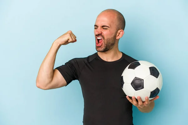 Młody Biznes Łysy Człowiek Gra Piłkę Nożną Niebieskim Tle Podnosząc — Zdjęcie stockowe