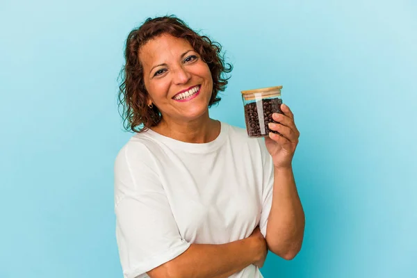 Lateinische Frau Mittleren Alters Hält Ein Kaffeeglas Isoliert Auf Blauem — Stockfoto