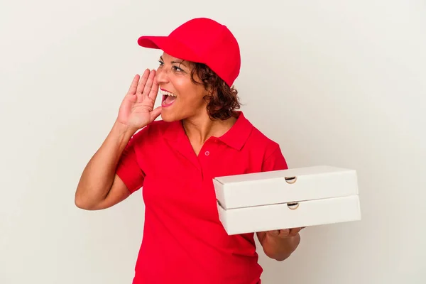 Mujer Mediana Edad Tomando Pizzas Aisladas Sobre Fondo Blanco Gritando —  Fotos de Stock
