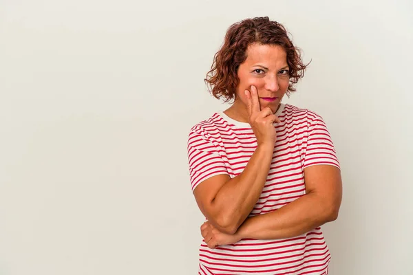 Medelåldern Latinamerikansk Kvinna Isolerad Vit Bakgrund Tittar Sidled Med Tveksamma — Stockfoto