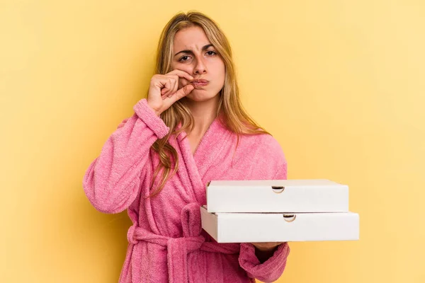 Joven Mujer Rubia Caucásica Con Albornoz Sosteniendo Pizzas Aisladas Sobre —  Fotos de Stock