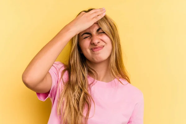 Sarışın Sarı Arka Planda Izole Edilmiş Genç Bir Kadın Şakaklara — Stok fotoğraf
