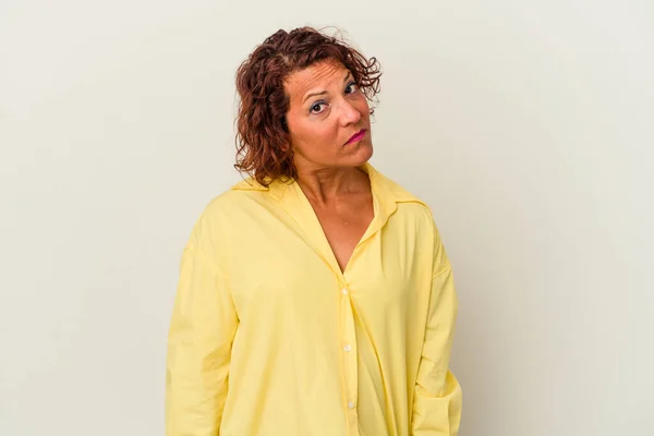 Middle Age Latin Woman Isolated White Background Shrugs Shoulders Open — ストック写真