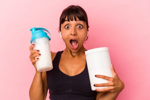 Młoda Mieszana Rasa Kobieta Pije Shake Proteinowy Izolowany Różowym Tle — Zdjęcie stockowe