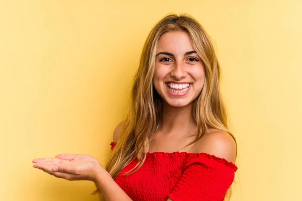 Mladý Kavkazský Blondýnka Žena Izolovaný Žlutém Pozadí Držení Kopie Prostor — Stock fotografie