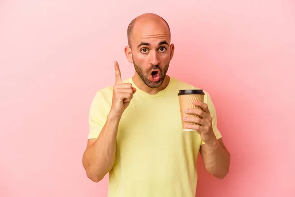 Kafkasyalı Kel Bir Adam Pembe Arka Planda Izole Edilmiş Kahve — Stok fotoğraf
