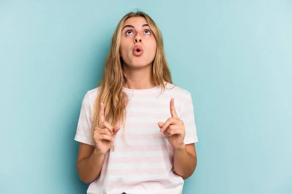 Giovane Donna Bionda Caucasica Isolata Sfondo Blu Che Punta Verso — Foto Stock