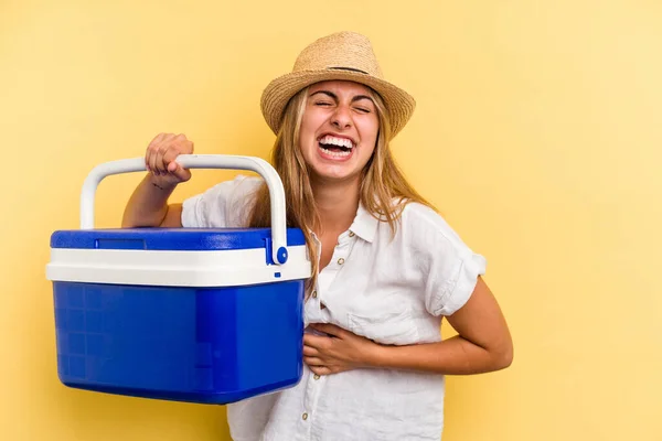 Mujer Joven Caucásica Sosteniendo Refrigerador Aislado Sobre Fondo Amarillo Riendo —  Fotos de Stock