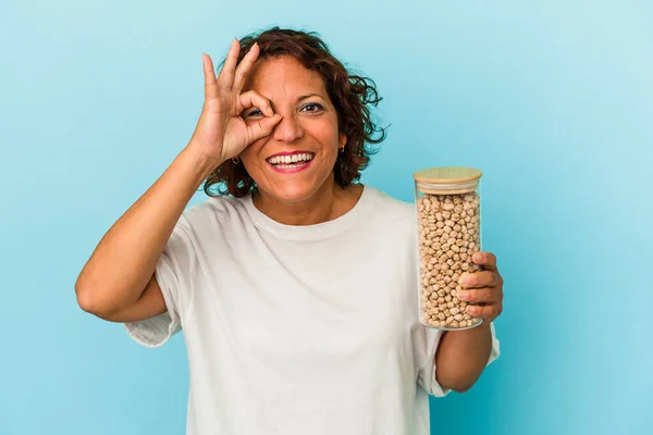 Mulher Latina Meia Idade Segurando Grão Bico Jar Isolado Fundo — Fotografia de Stock