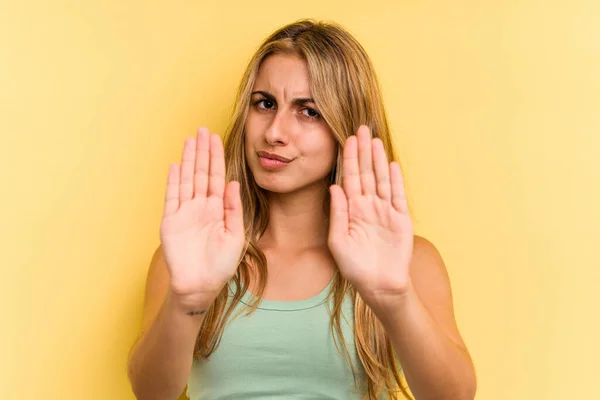 Jonge Kaukasische Blonde Vrouw Geïsoleerd Gele Achtergrond Staan Met Uitgestrekte — Stockfoto